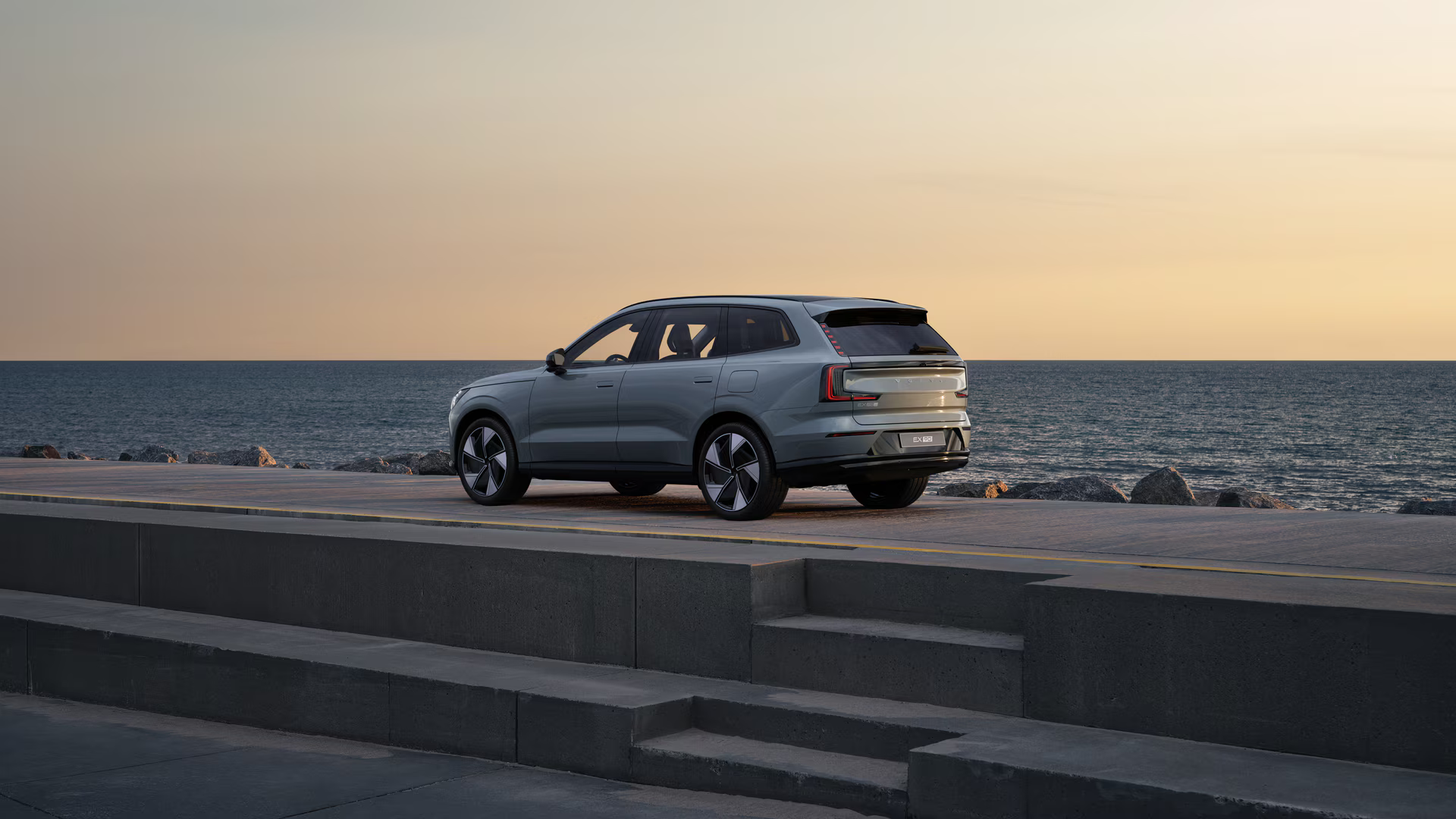 VOLVO EX90